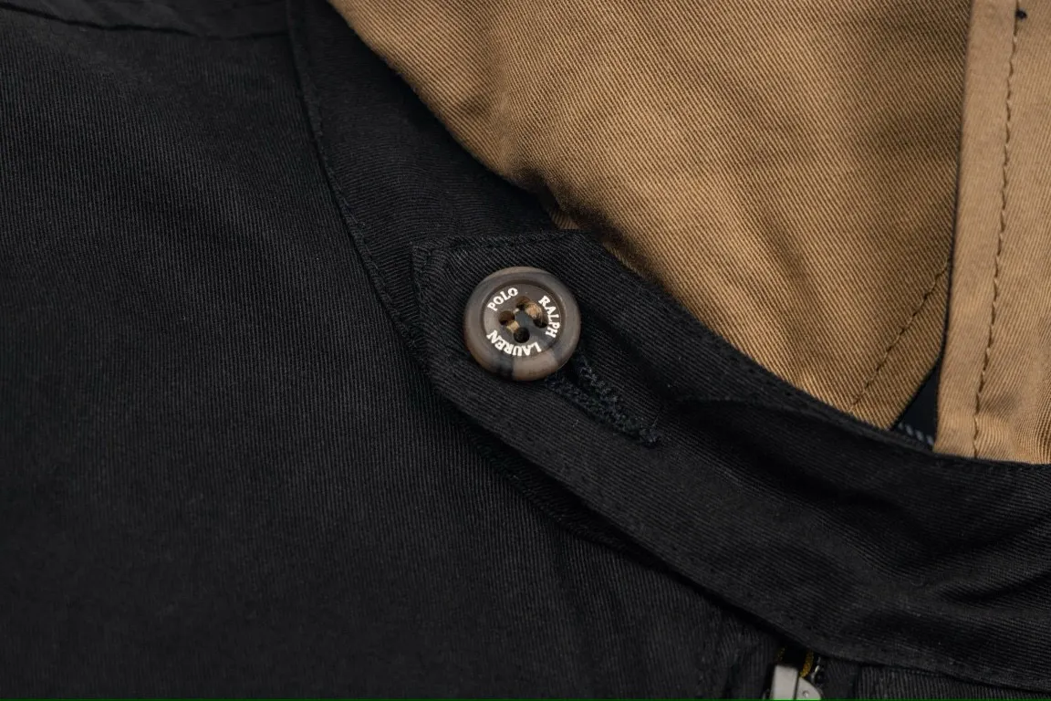 P300 model number: G317 Ralph Lauren's new 24ss classic embroidered logo lapel executive zipper jacket for both men and women. 1️⃣Selected from high-quality original developed pure cotton fabric, with customized plaid lining inside, the overall wear effect is very soft and comfortable. 2️⃣The workmanship details are perfectly controlled, with exquisite small logo embroidery on the chest, and the unique design style of splicing technology is used on the dropped shoulders to highlight your personality! The version is simple but not simple! 3️⃣ Complete with tag accessories, unisex design, and a very versatile jacket for men and women!  Color: black, navy blue, khaki Size: S, M, L, XL